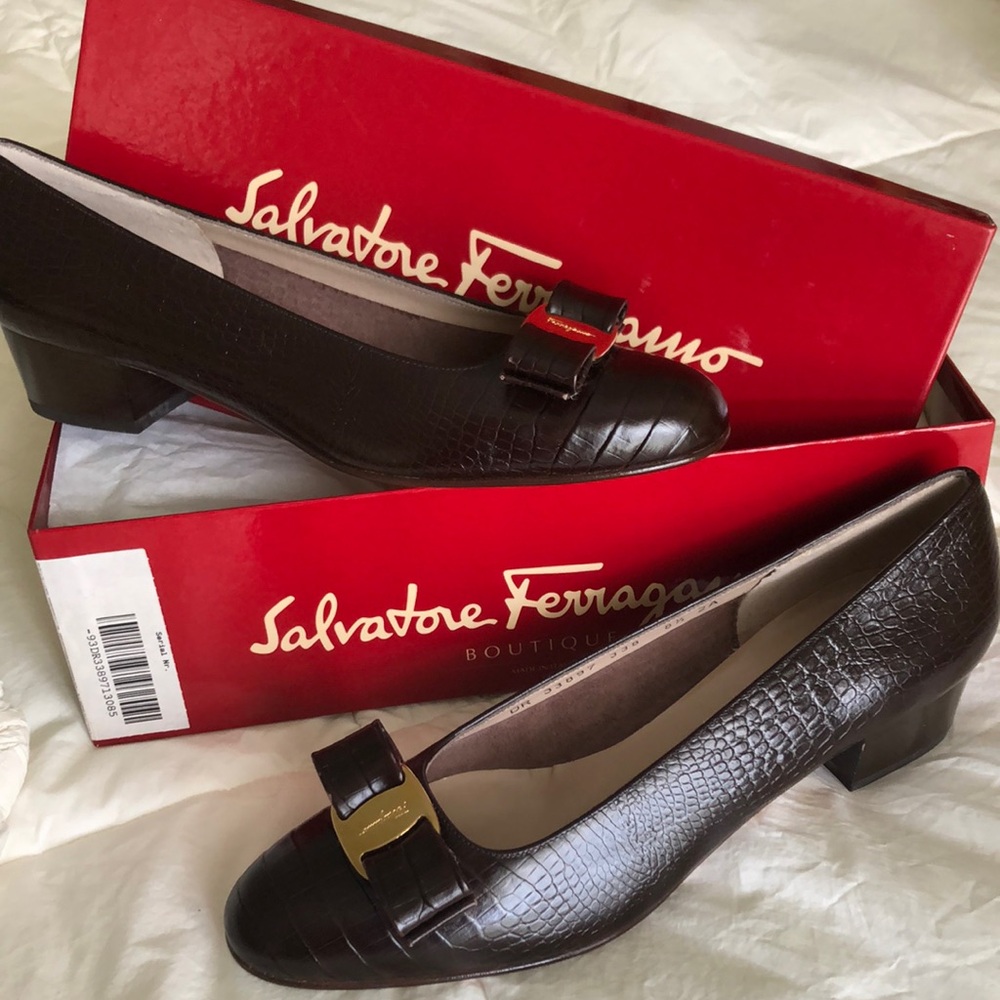 Elegant Dark Chocolate Vara size 8 1/2AA Croc Print Leather Pump Shoes